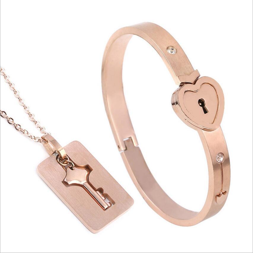 Student creative new rushed to the sky concentric lock key couple bracelet vibrato titanium steel peach heart bracelet key